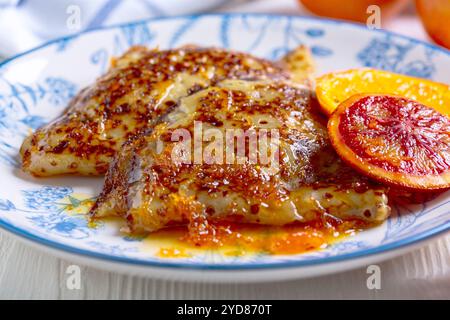 Crepes Suzette: Französische Pfannkuchen mit Orangenlikößensauce, selektiver Fokus. Stockfoto