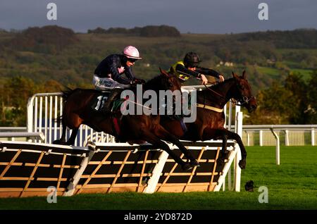 Impero wurde von Danny Gilligan (Nearside) auf dem Weg zum Sieg der Abu Dhabi Digital Markets Conditional Jockeys' Handicap Hürde während des ersten Tages des Showcase auf der Cheltenham Racecourse gefahren. Bilddatum: Freitag, 25. Oktober 2024. Stockfoto