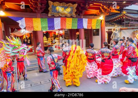 Drachentänze, Festlichkeiten zum Herbstfest, Buddha Tooth Relic Temple Singapur Stockfoto