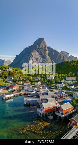 Lofoten-Inseln: Rote Hütten In Norways Beauty, Reine, Lofoten, Norwegen Stockfoto