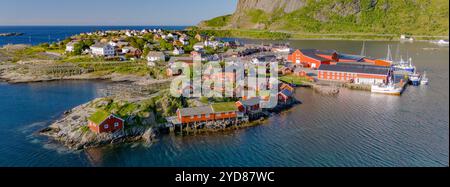 Luftaufnahme eines malerischen Fischerdorfes in Norwegen, reine, Lofoten, Norwegen Stockfoto