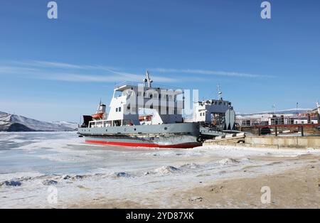 Fracht-Passagierfähre gefroren in Eis am Ufer des Baikalsees, Russland Stockfoto