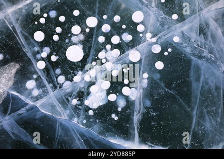 Blick auf das wunderschöne transparente blaue Eis mit Rissen und gefrorenen Methanblasen am Baikalsee, Russland Stockfoto