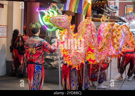 Tänzer bereiten sich auf Drachentänze, Festivalfeiern im mittleren Herbst, Buddha Tooth Relic Temple Singapur vor Stockfoto