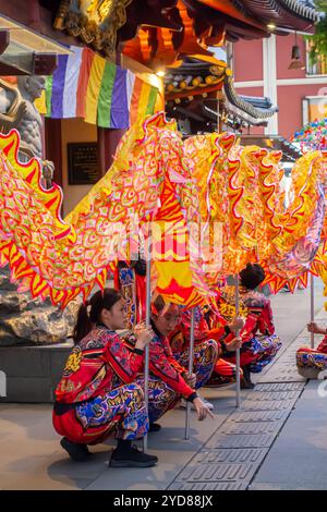 Tänzer bereiten sich auf Drachentänze, Festivalfeiern im mittleren Herbst, Buddha Tooth Relic Temple Singapur vor Stockfoto