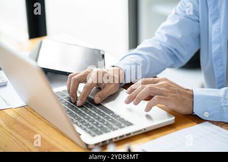 Geschäftsmann, der mit einem Laptop arbeitet, Hände auf einer Tastatur tippen. Professioneller Investor, der ein neues Start-up-Projekt durchführt. bu Stockfoto