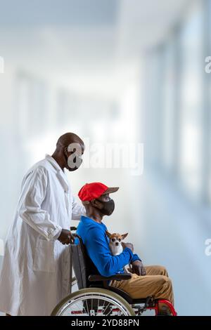 Männliche Krankenschwester, die einen behinderten Mann mit seinem Chihuahua trägt. Stockfoto