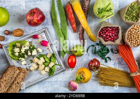 Vegane Käseplatte mit pflanzlicher Milch. Stockfoto