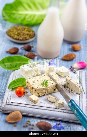 Vegane Käseplatte mit pflanzlicher Milch. Stockfoto