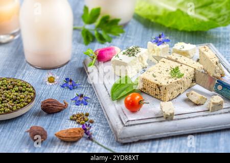 Vegane Käseplatte mit pflanzlicher Milch. Stockfoto