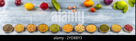Müsli oben in Löffeln und frisches Gemüse und Obst unten auf dem weißen Hintergrund. Stockfoto