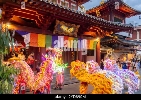 Drachentänze, Festlichkeiten zum Herbstfest, Buddha Tooth Relic Temple Singapur Stockfoto