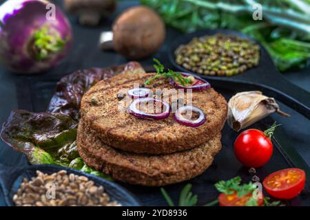 Es werden mehrere vegetarische Steaks serviert. Stockfoto