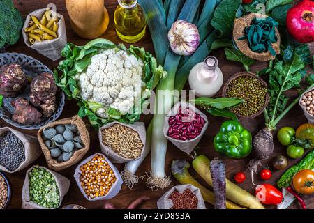 Aufmachung von Gemüse, Getreide, Teigwaren, Ölen und pflanzlicher Milch von oben. Stockfoto