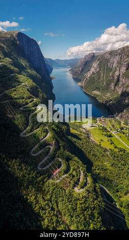 Lysebotn, Lysefjord, Norwegen Eine gewundene Straße führt durch die grünen Hänge eines dramatischen norwegischen Fjordes und zeigt den Teppich Stockfoto