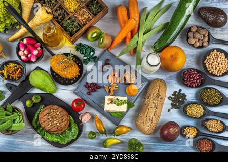 Vegane Ernährung ohne tierische Zutaten, bestehend aus Obst, Gemüse, Getreide, Hülsenfrüchten, Samen, Soja. Stockfoto