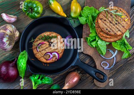 Es werden mehrere vegetarische Steaks serviert. Stockfoto