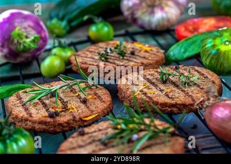 Es werden mehrere vegetarische Steaks serviert. Stockfoto