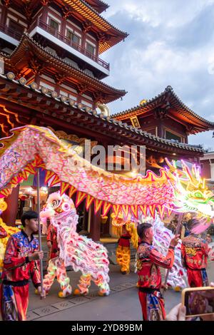 Drachentänze, Festlichkeiten zum Herbstfest, Buddha Tooth Relic Temple Singapur Stockfoto