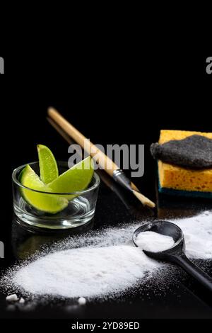 Backnatron wird vor geschnittenem Kalk verteilt. Stockfoto