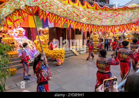 Drachentänze, Festlichkeiten zum Herbstfest, Buddha Tooth Relic Temple Singapur Stockfoto