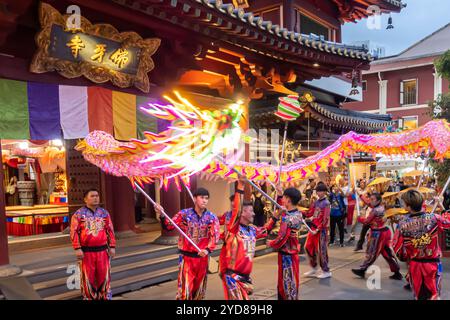 Drachentänze, Festlichkeiten zum Herbstfest, Buddha Tooth Relic Temple Singapur Stockfoto