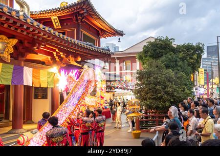 Drachentänze, Festlichkeiten zum Herbstfest, Buddha Tooth Relic Temple Singapur Stockfoto