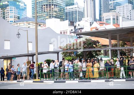 Leute an der Bushaltestelle, South Bridge Road, Chinatown Singapur Stockfoto