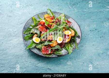 Traditioneller Südtiroler Löwenzahnsalat mit Speck Stockfoto