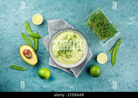 Traditioneller exotischer Frühlingsdip mit Avocado und geröstetem Gemüse, serviert als Blick von oben in einer Schüssel im nordischen Design Stockfoto