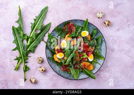 Traditioneller Südtiroler Löwenzahnsalat mit Speck Stockfoto