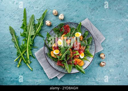 Traditioneller Südtiroler Löwenzahnsalat mit Speck Stockfoto