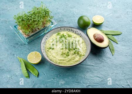 Traditioneller exotischer Frühlingsdip mit Avocado und geröstetem Gemüse in einer Schüssel mit nordischem Design Stockfoto