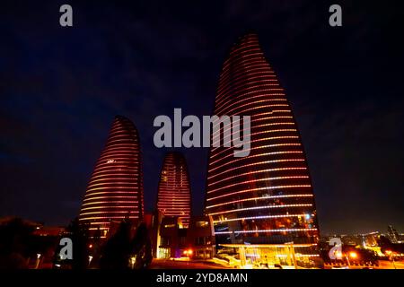 Die Flammentürme in der Nacht, Baku Aserbaidschan. Die Höhe des höchsten der drei Türme beträgt 182 m. die drei Türme symbolisieren das Element Feuer und AR Stockfoto