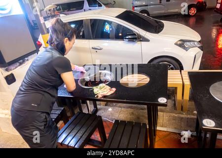 Kellner, die den Tisch im Freien reinigen, Singapur Chinatown, Xiang Ju Restaurant mit Außensitzen in der Mosque Street Stockfoto