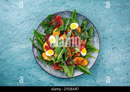 Traditioneller Südtiroler Löwenzahnsalat mit Speck Stockfoto