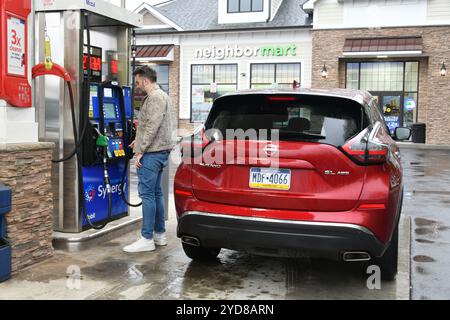 Mann an der Tankstelle im Bundesstaat New York, der Zahlungsanweisungen für die Gaspumpe liest Stockfoto