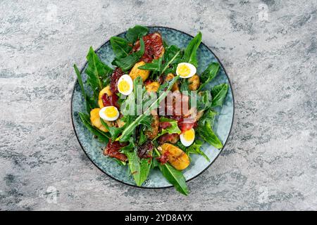 Traditioneller Südtiroler Löwenzahnsalat mit Speck Stockfoto