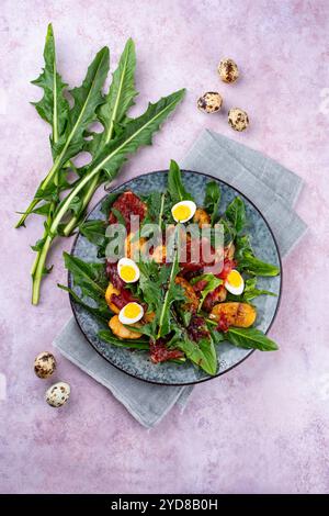 Traditioneller Südtiroler Löwenzahnsalat mit Speck Stockfoto