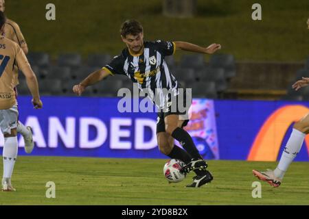 Leumeah, Australien. Oktober 2024. Ivan Vujica vom Macarthur FC wurde 2024-25 beim 2. Spiel der Isuzu UTE A-League zwischen Macarthur FC und Newcastle Jets FC im Campbelltown Stadium in Leumeah in Aktion genommen. Endpunktzahl: Macarthur 1: 2 Newcastle Jets. Quelle: SOPA Images Limited/Alamy Live News Stockfoto