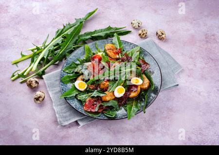 Traditioneller Südtiroler Löwenzahnsalat mit Speck Stockfoto