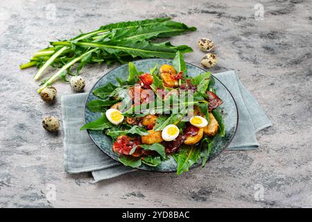 Traditioneller Südtiroler Löwenzahnsalat mit Speck Stockfoto