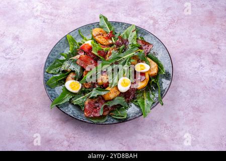 Traditioneller Südtiroler Löwenzahnsalat mit Speck Stockfoto