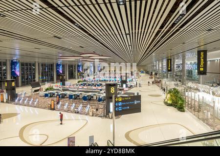 Flughafen Singapur Changi Terminal 4, leere Abflughalle von oben, Blick nach unten auf die Schalter der Fluggesellschaften, Gänge Stockfoto