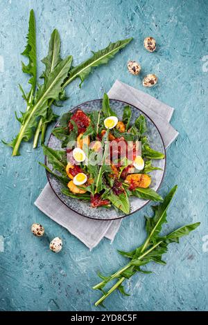 Traditioneller Südtiroler Löwenzahnsalat mit Speck Stockfoto