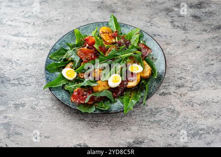 Traditioneller Südtiroler Löwenzahnsalat mit Speck Stockfoto