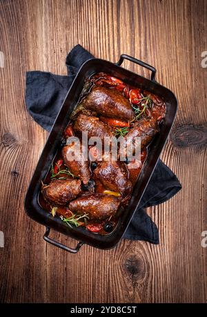 Traditionelle langsam gekochte deutsche Wagyu-Rindfleischrouladen mit Gemüse und Oliven serviert in scharfer Rotweinsauce als Blick von oben in einem rus Stockfoto