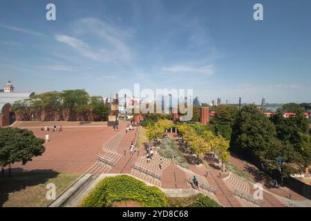 Köln, Deutschland - 13. August 2024: Der Platz vor dem Ludwig-Museum Stockfoto