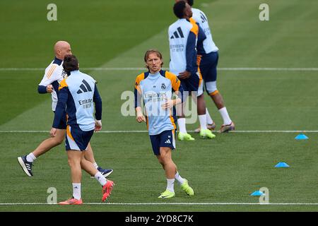 Madrid, Spanien. Oktober 2024. Luka Modric von Real Madrid CF wärmt sich während des Trainings am Vorabend des Fußballspiels La Liga EA Sports Week 11 zwischen Real Madrid CF und FC Barcelona in Ciudad Real Madrid auf. Quelle: SOPA Images Limited/Alamy Live News Stockfoto