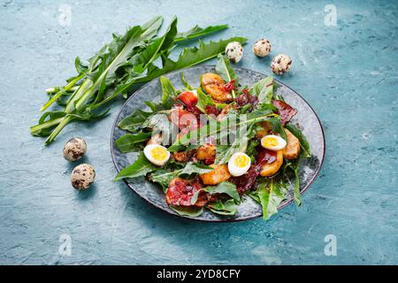 Traditioneller Südtiroler Löwenzahnsalat mit Speck Stockfoto